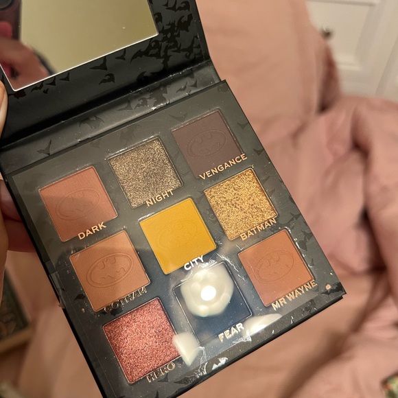 Revolution Batman Shadow Palette with Gold and Black Design - Picture 4 of 6